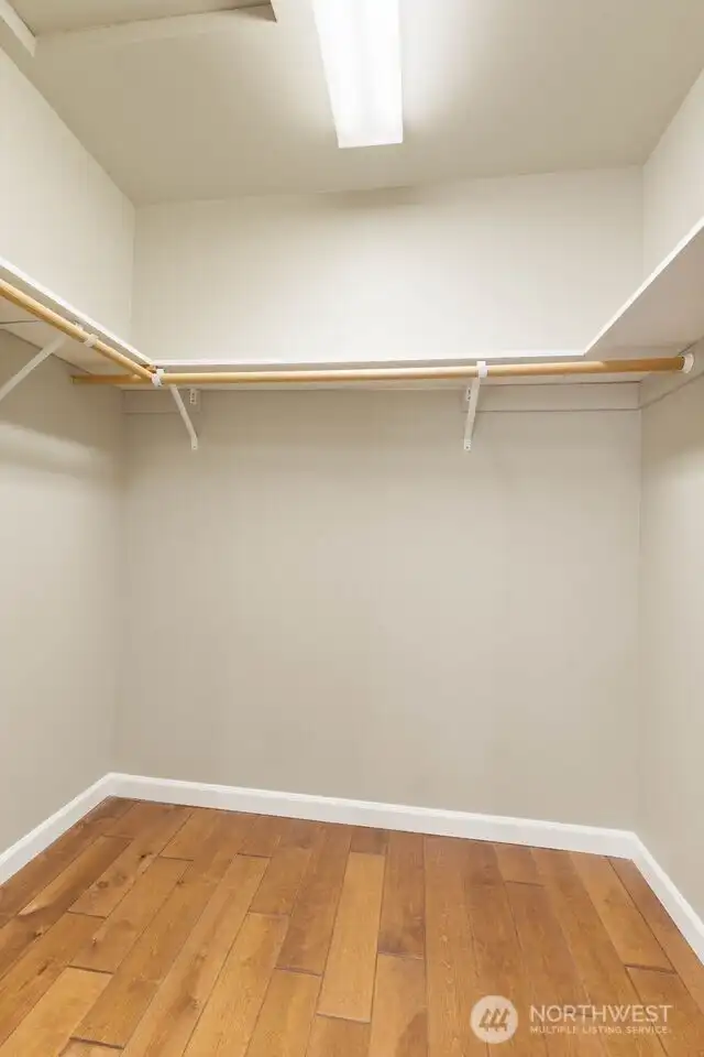 Primary Bedroom's Walk-in