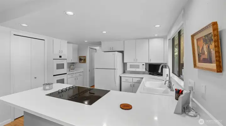 A cook’s delight with abundant counter space and double ovens, perfect for every day meals and gatherings!