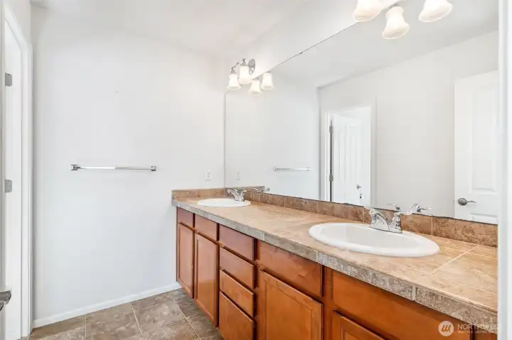 Dual sinks in bathroom