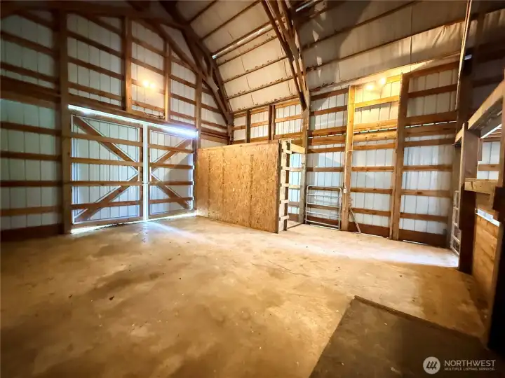 Another view of the barn.