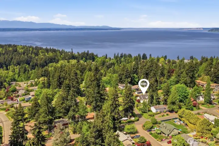 Unbeatably quiet & private yet close to everything - downtown Edmonds, beaches, parks, light rail, dining. This one is special!