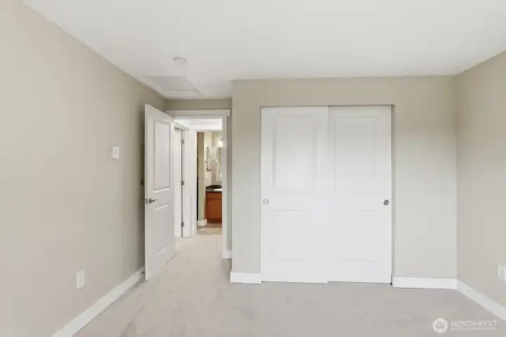 Bedroom (1) Closet