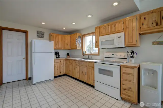 Nicely done kitchen!