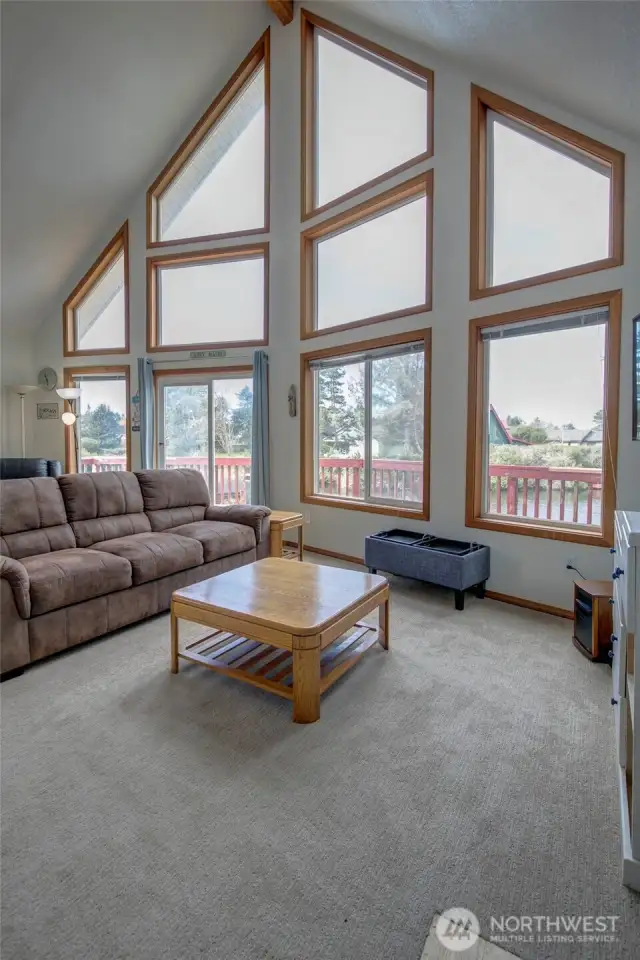 Soaring ceiling and Open Concept!