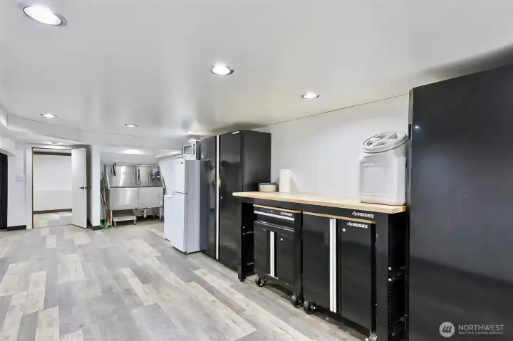 Snap down waterproof flooring