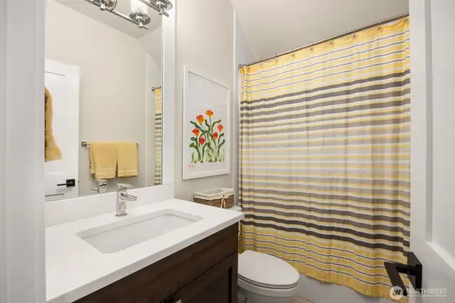 The adjacent full bathroom on the upper level.