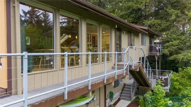 deck continues around the back of the home and goes down to another deck from the room downstairs