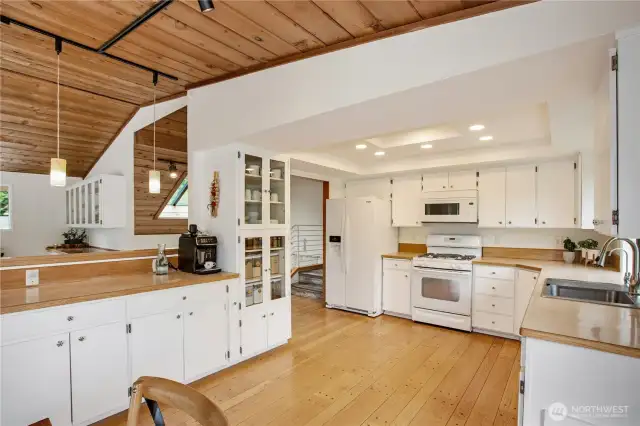 Kitchen offer lots of counter space and stoage.