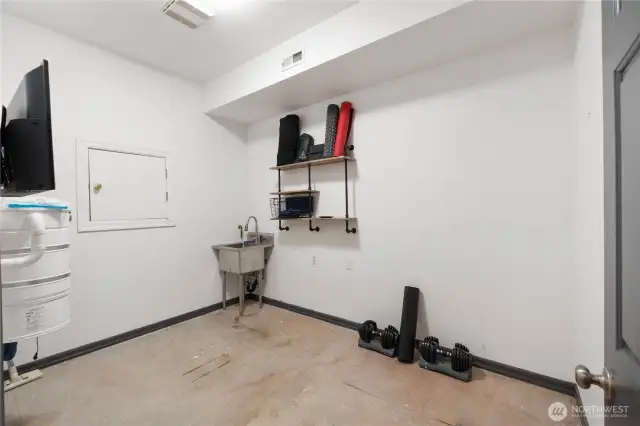 Flex room - great for workout or craft room