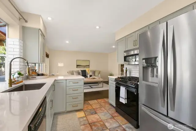 Gas range and great storage options.