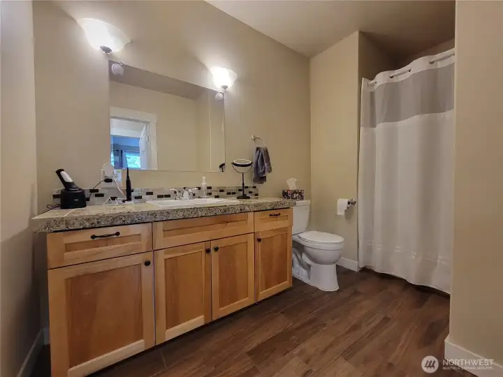 Lower Unit Bath