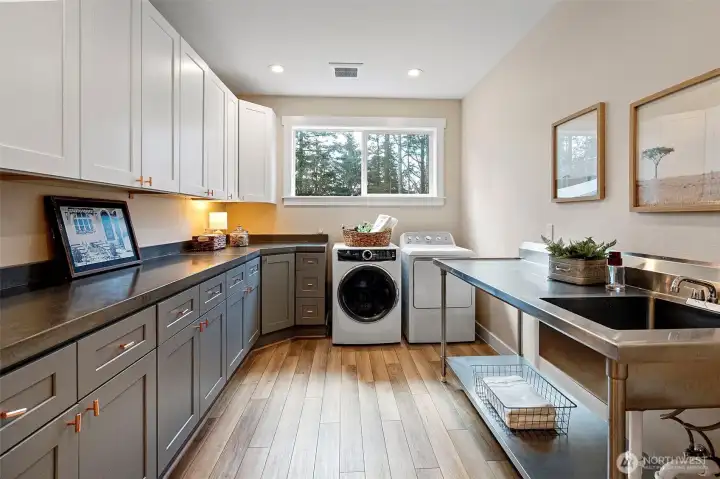 Custom laundry room/ mud room off garage