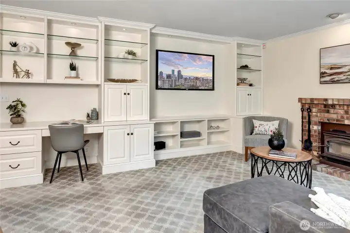 Wonderful wall of built-in allows you to hide the unsightly and feature the treasures.
