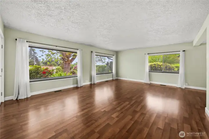 Lots of natural light and large windows to admire your flowering front yard Lots of natural light and large windows to admire your flowering front yard