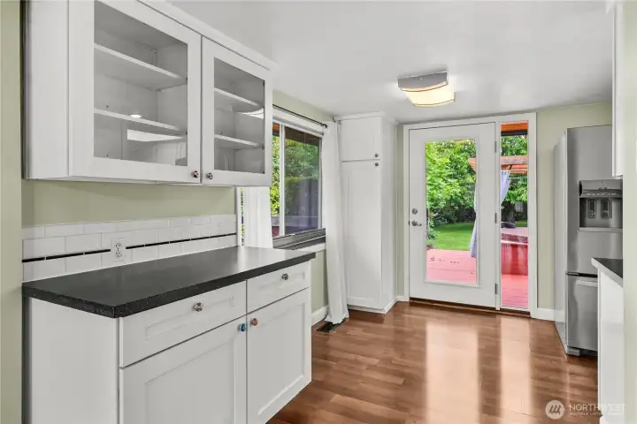 Extra counter and cabinet space between kitchen and dining room with direct access to backyard, great for entertaining Extra counter and cabinet space between kitchen and dining room with direct access to backyard, great for entertaining