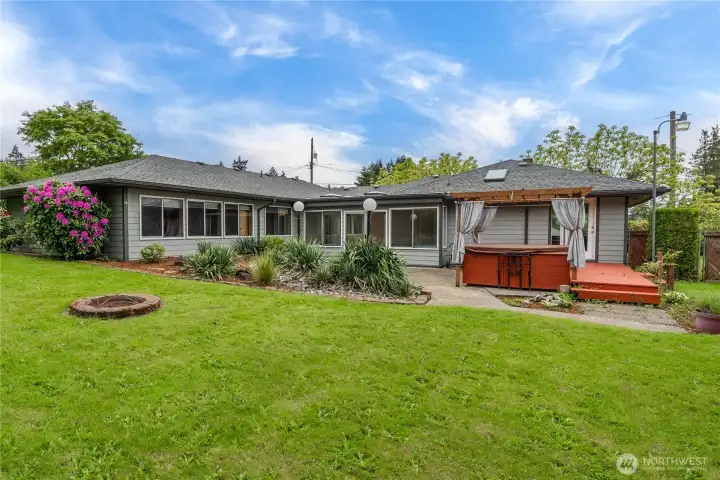Spacious backyard Spacious backyard