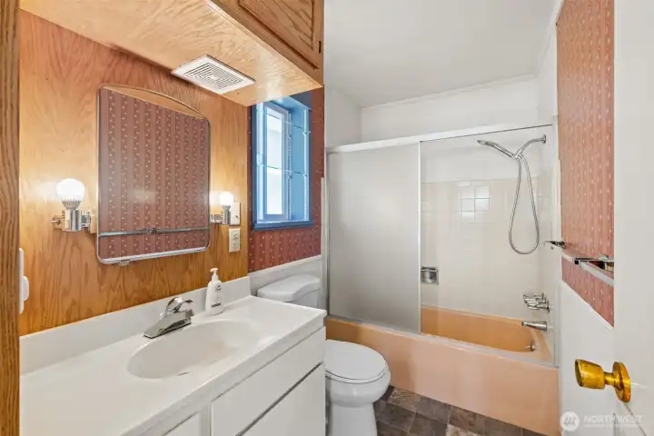 Upstairs full bathroom Upstairs full bathroom