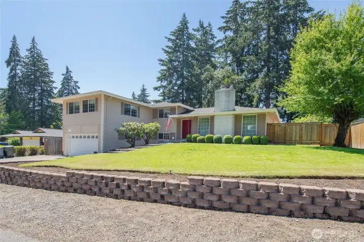 Beautifully updated tri-level with basement. Beautifully updated tri-level with basement.