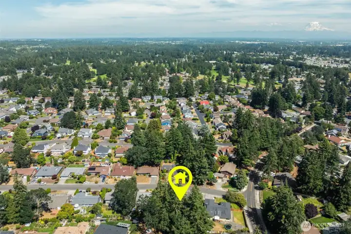 Close to Oakbrook Golf Club for golf, dining, and year-round enjoyment Close to Oakbrook Golf Club for golf, dining, and year-round enjoyment