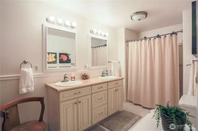 Nice sized full main bathroom with a large linen closet.