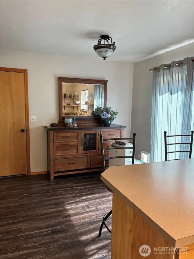 kitchen eating area