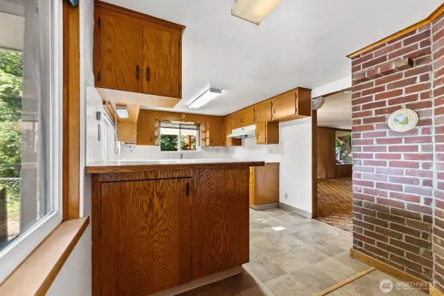 Lots of natural light in Kitchen are.