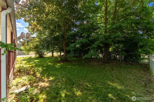 Homes front yard is fenced.