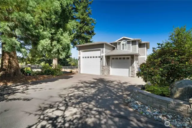 Detached RV garage with RV doors and drivethrouhg bay