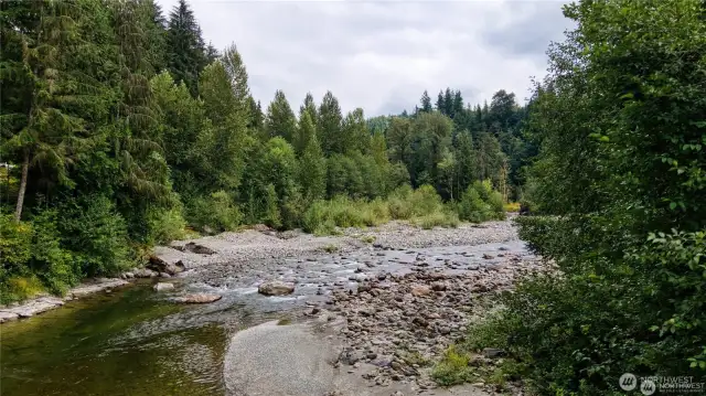 gorgeous setting, 74' of riverfront