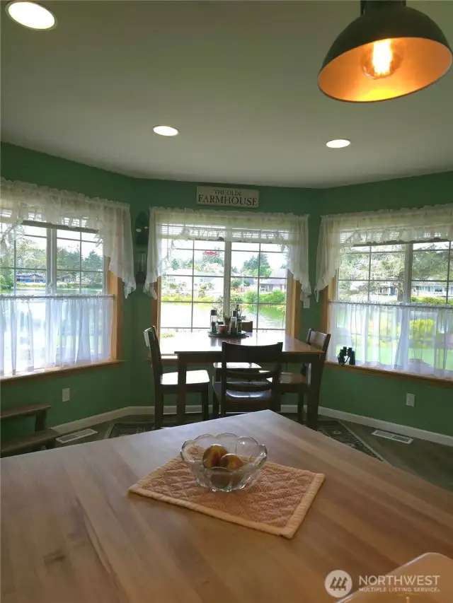 Bayed Eatting area with lake view