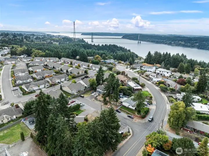 Close to the Narrows Bridge and HWY 16 for easy commute access!