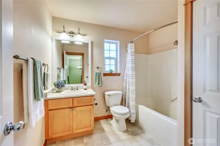 Upstairs full bathroom