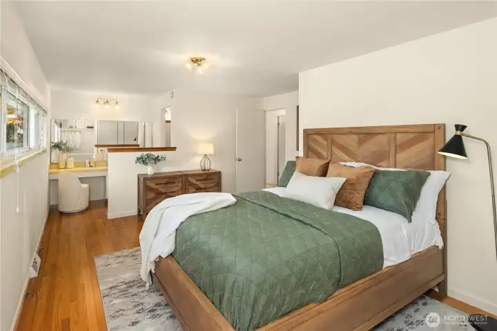 Vanity and separate 3/4 en-suite bath, too.