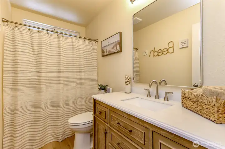 Upstairs Shared Full Bathroom