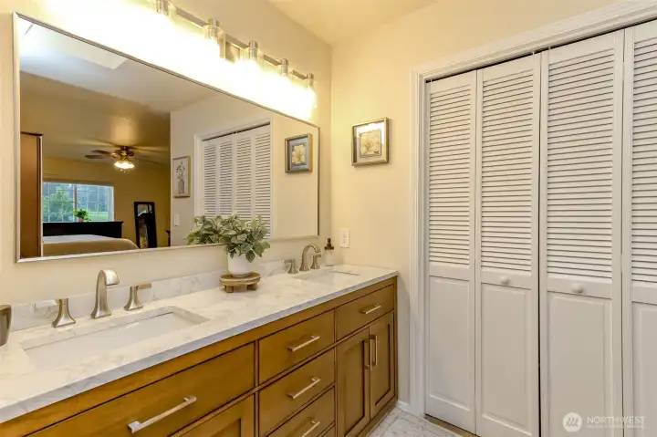 Primary Bathroom w/Walk in Closet