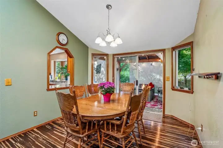 The flow between this dining space and kitchen feels so connected and easy… like the kind of home made for slow dinners, coffee refills, and people hanging around long after the meal is over.