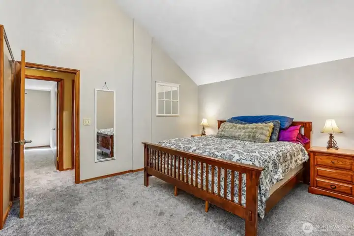 Vaulted ceilings always know how to make a room feel a little more glamorous.