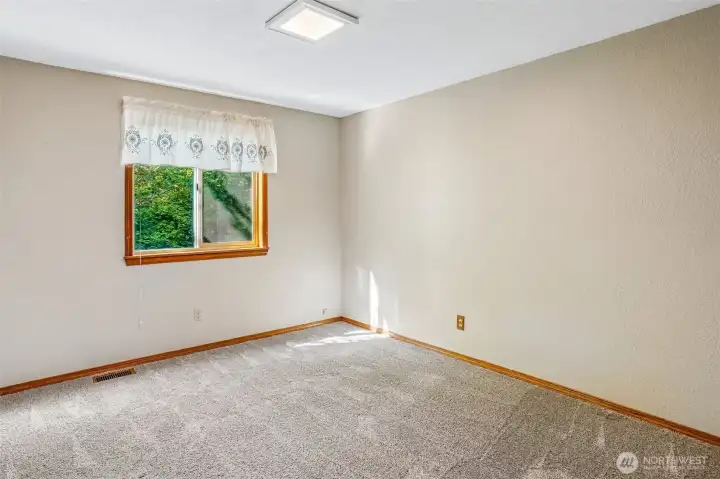 Yep… it’s a bedroom. And honestly? A pretty solid one.
