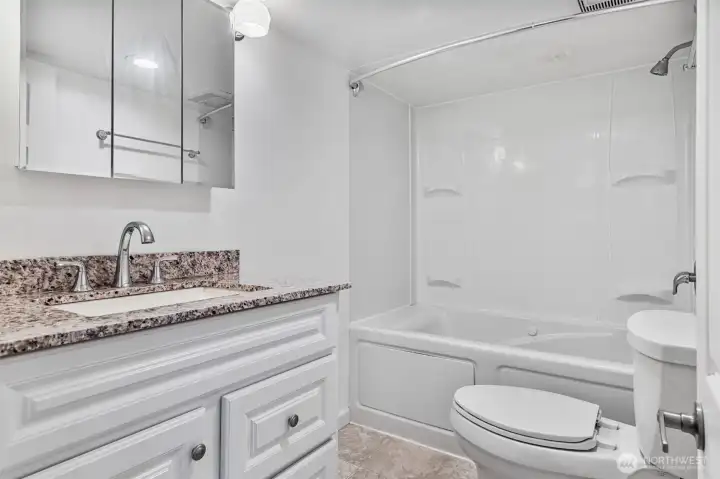 Full bath down even has a jetted tub!