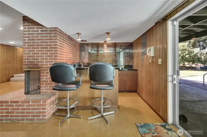 Cool wetbar area... could be turned into kitchen for basement rentable ADU