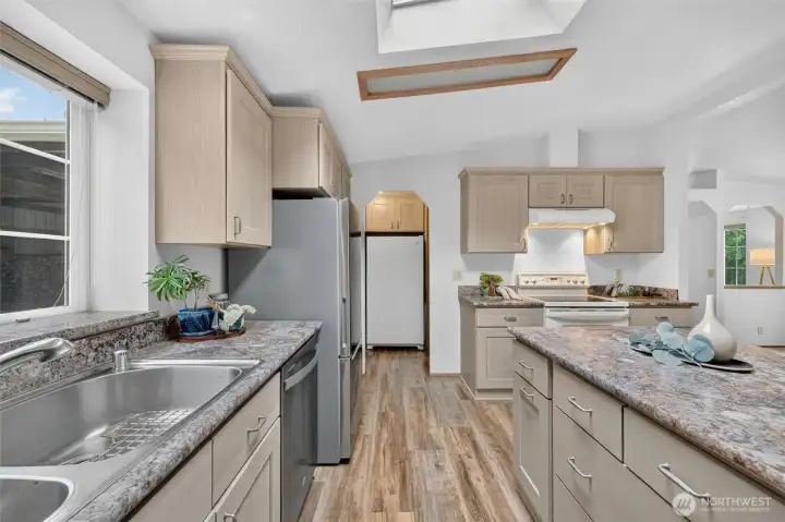 Solid oak cabinetry with soft-close doors & drawers, and pull-out shelves a-plenty! Solid oak cabinetry with soft-close doors & drawers, and pull-out shelves a-plenty!