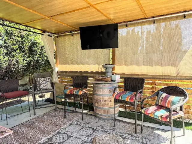 covered outdoor entertaining w/power