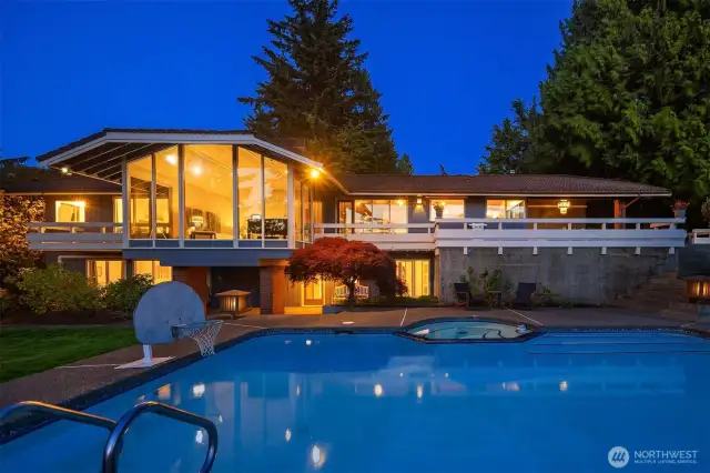 The pool has 2 direct accesses: from both main and ground levels.