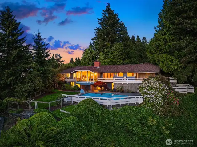 The 2-level home was designed by celebrated Seattle architect Ralph Anderson, one of the founding fathers of Northwest Modern style known for its deep reverence for the natural environment and a masterful integration of indoor and outdoor spaces.