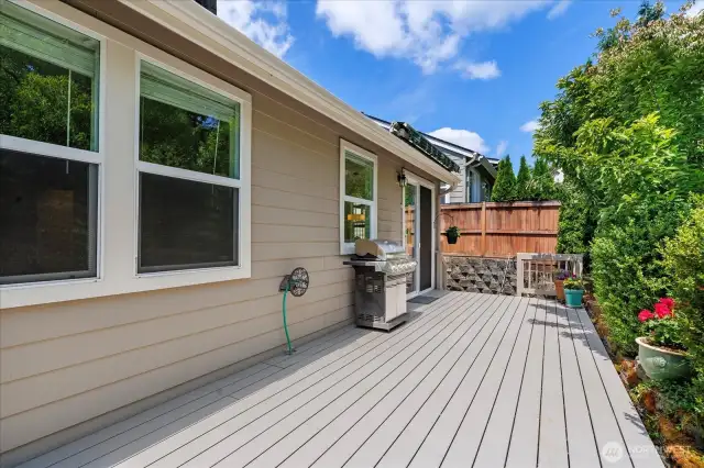 Back deck with retractable awning