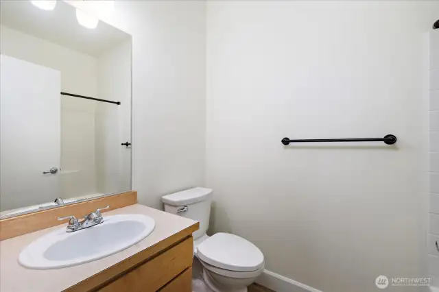 Main bathroom with shower and tub