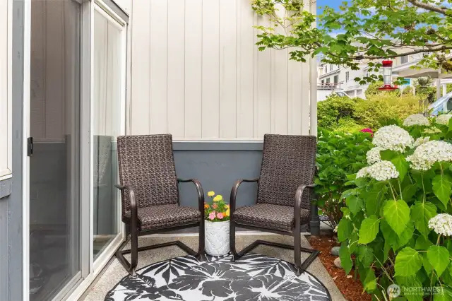 Front patio and garden area to watch the hummingbirds