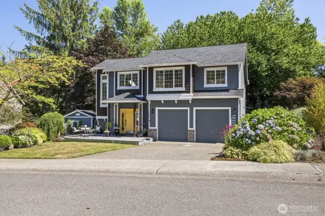 Located on a quiet cul-de-sac, in the highly sought after Forster Woods neighborhood, is this stunning move-in-ready home.