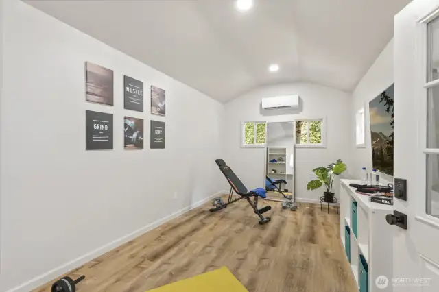 The newly built interior of this flex room provides a large space with a separate, locked door, good lighting and full comfort system allows you turn this into whatever you want or need it to be!