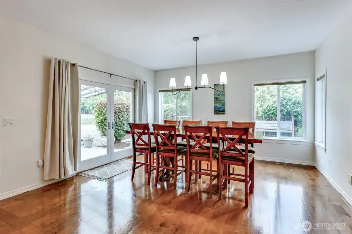 A central spot for real meals. It connects the kitchen and living room seamlessly, keeping the conversation flowing from dinner to the sofa.